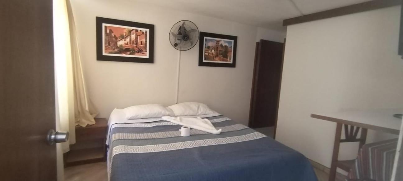 Hostal Turistico El Cajamarquez リマ エクステリア 写真